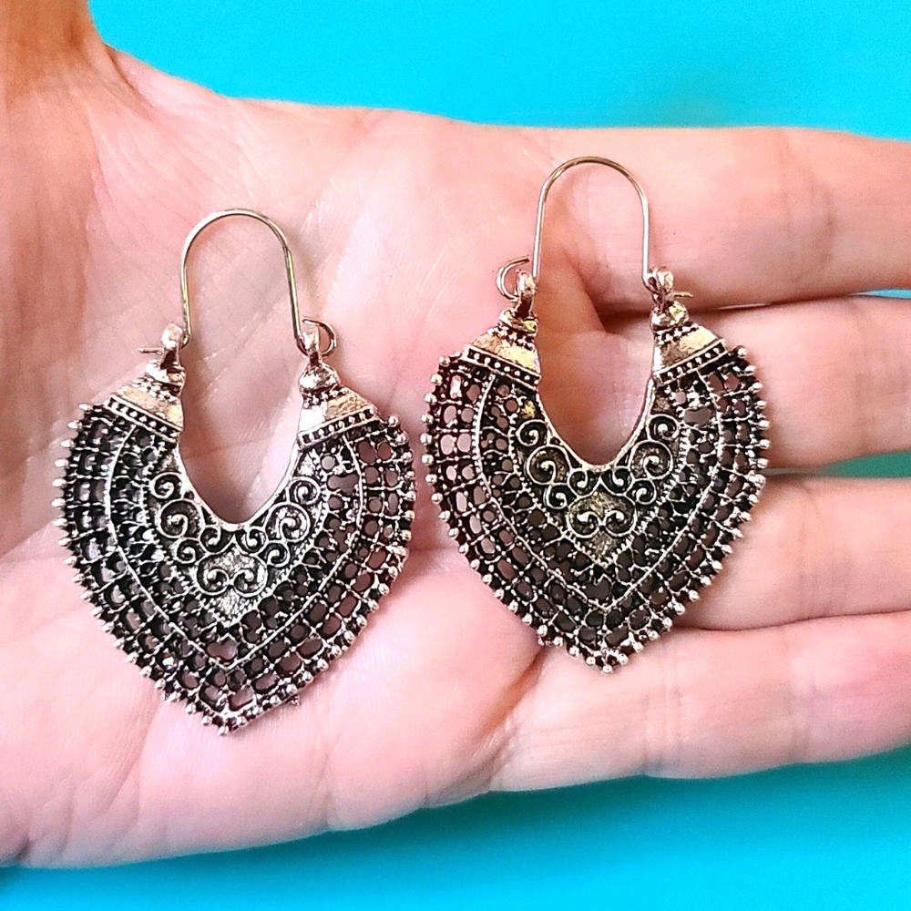 Lace alloy metal heart earrings - Picture 1 of 5